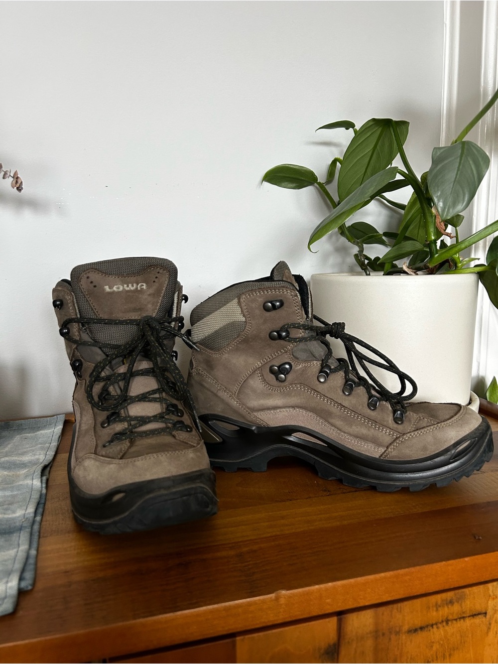 Lowa Renegade Goretex Mid Hiking Boots, Stone, size 9.5